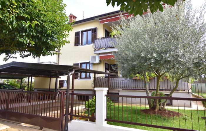 Apartments with parking space Umag - 22464