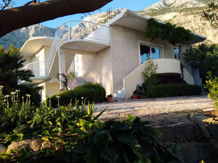 Apartments with parking space Makarska - 22490