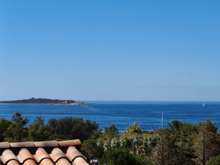 GIEDES Appartement pour 4 personnes avec vue mer face à Porquerolles et piscine situé à Giens