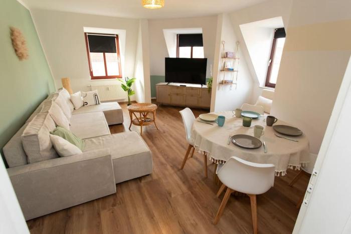 BOHO CHIC Markkleeberg-Leipzig, Familien Apartment, 8 min ins Leipziger Zentrum mit S-Bahn, Seenähe Großer TV mit X Box