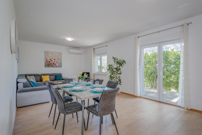Seaside holiday house Kastel Stafilic, Kastela - 22438
