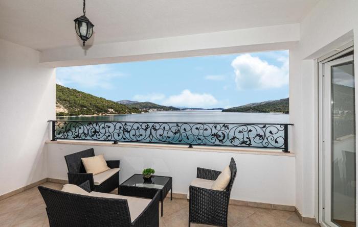 3 Bedroom Cozy Apartment In Marina