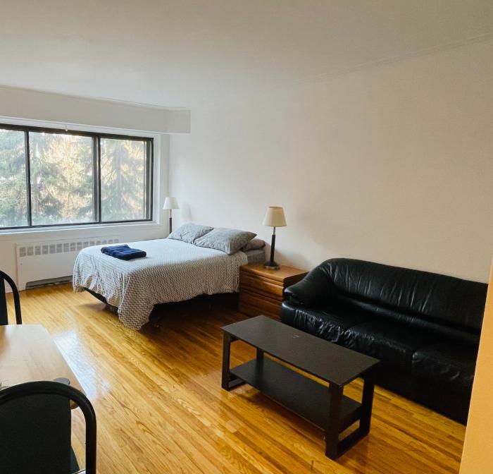 Stylish Montreal Apartment: Comfortable Stay in the Golden Square Mile