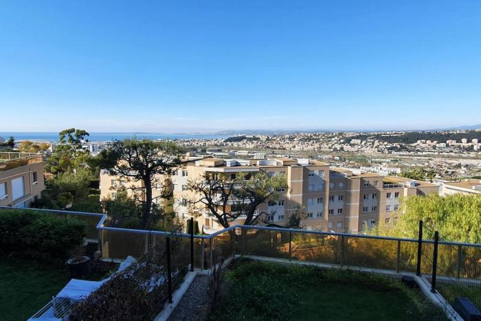 Appartement calme avec piscine Vue mer & montagne