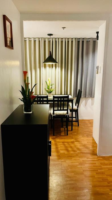 Modern Condo for Couple with Wi-Fi, Netflix & Kitchen, 1 min to MRT Boni