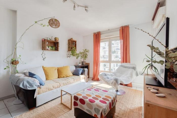 Le Parnasse : T2, vue sur le Lez, tram à proximité