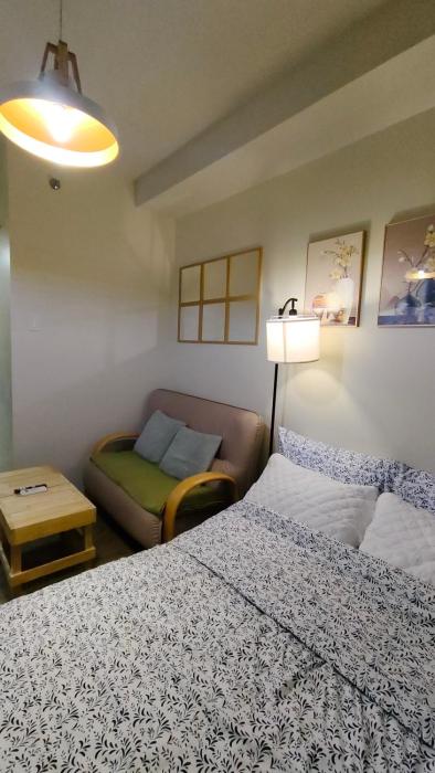 J Studio - Fast WiFi, 55" UHD TV with Netflix & Prime Video, Free Pool Access