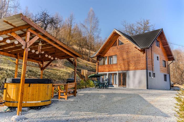 Montain Wild Chalet with Wooden Hot Tub