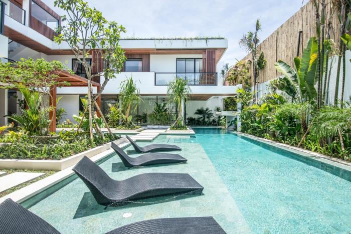 Brand new Luxury 5 br villa 200m to Brawah Beach