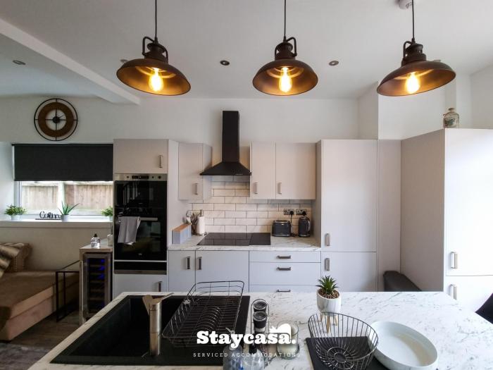 Spacious 6-Bed with Large Patio and Free Parking