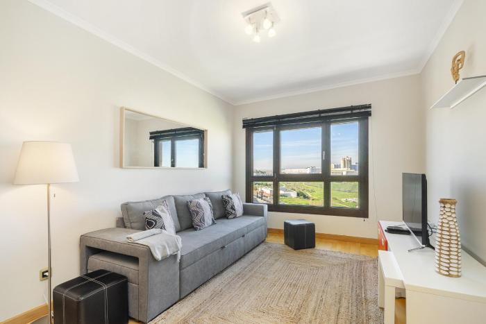 Spacious 2BR apartment with free parking in Lisbon by Soulplaces