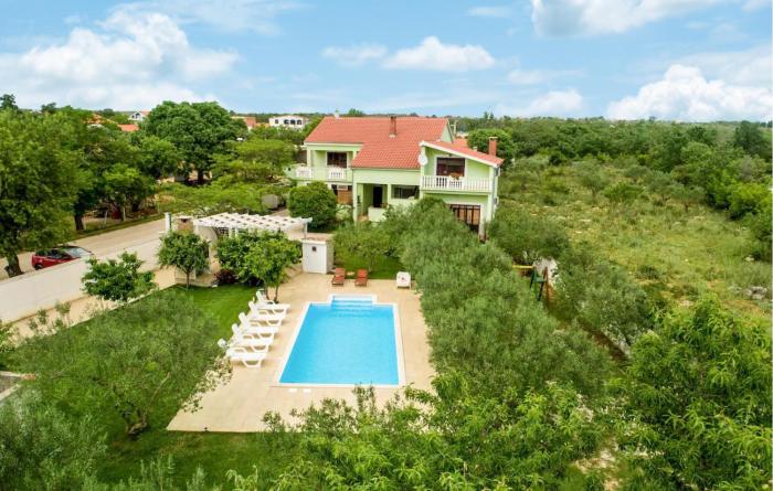 Six-Bedroom Holiday Home In Sv Filip I Jakov