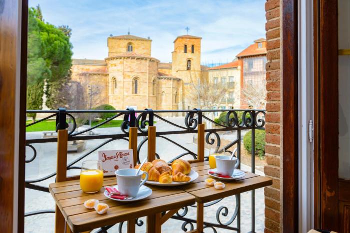 Balcony of the Wall I 1min to avilas ALCAZAR