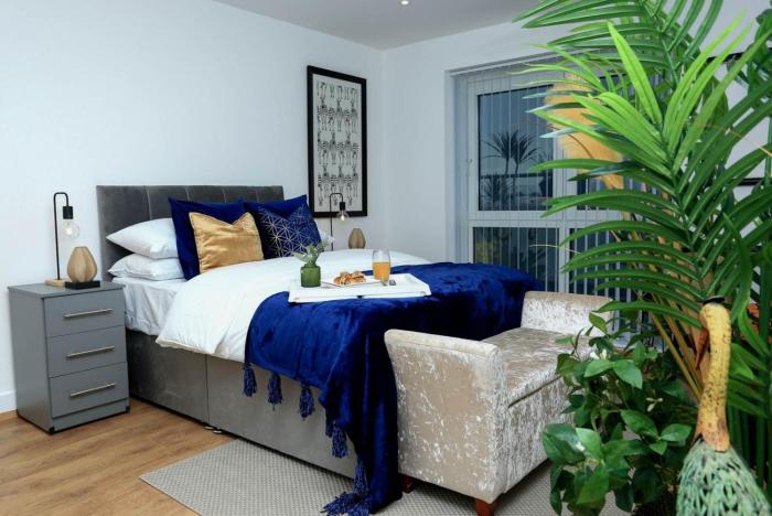 Snuggle Inn - Riverside Apartments - Views Over looking London River Thames, Close to O2 Arena, London Excel, London City Airport, Thames Clipper- River Boat Service, Woolwich Ferry, Onsite parking, TWIN ROOM OPTION available