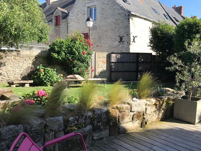 Maison de charme, jardin clos sud, terrasse, 2 minutes plages, au cœur du village de Piriac, 4 chambres 2 SDB.