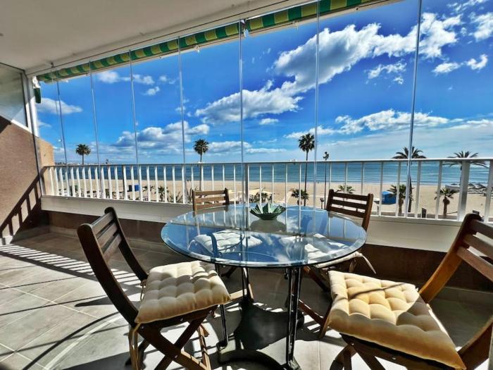 Primera línea de playa frontal con vistas al mar
