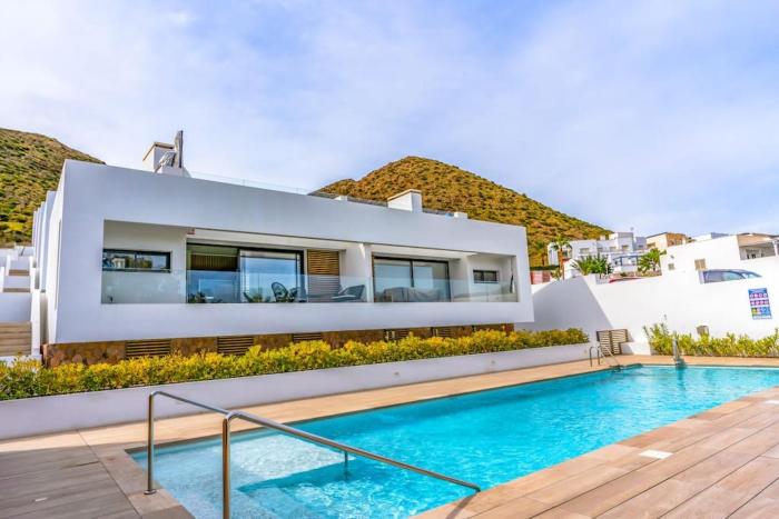 Genoveses Suites, 3 Hab, garaje, piscina, solárium y WiFi