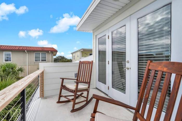 Freshly Renovated Tybee Beach Home:Short Walk to B