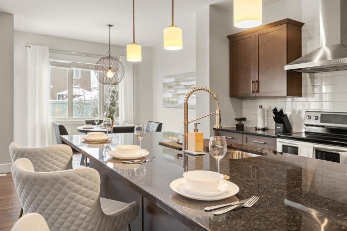 Luxurious Entire House with Cental AC, Double Car Garage Parking, Upgraded Appliances, King Size Bed, Two Living Rooms & More