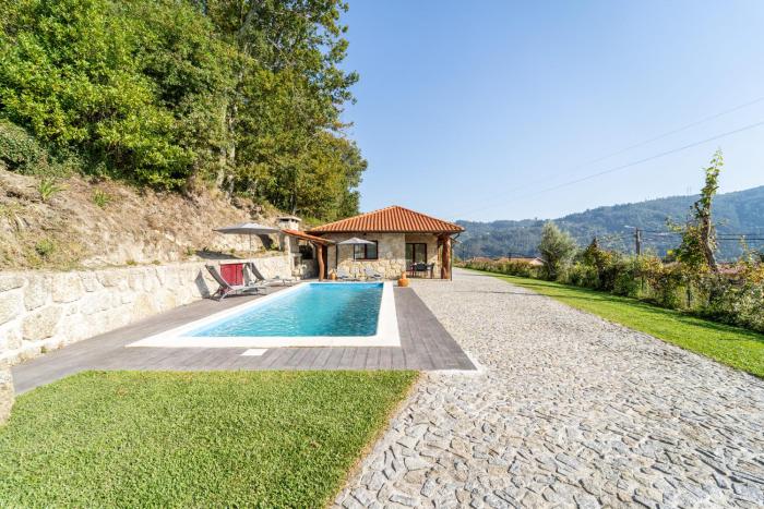 Assento do Cávado by House and People