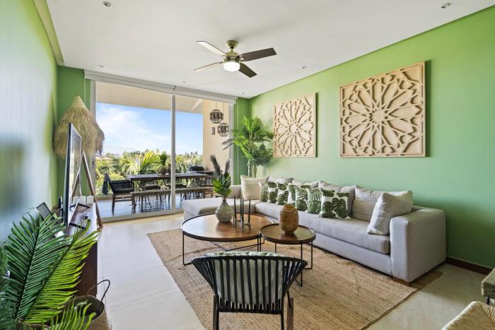 Stylish Peninsula Golf 3BR Oasis with Pool