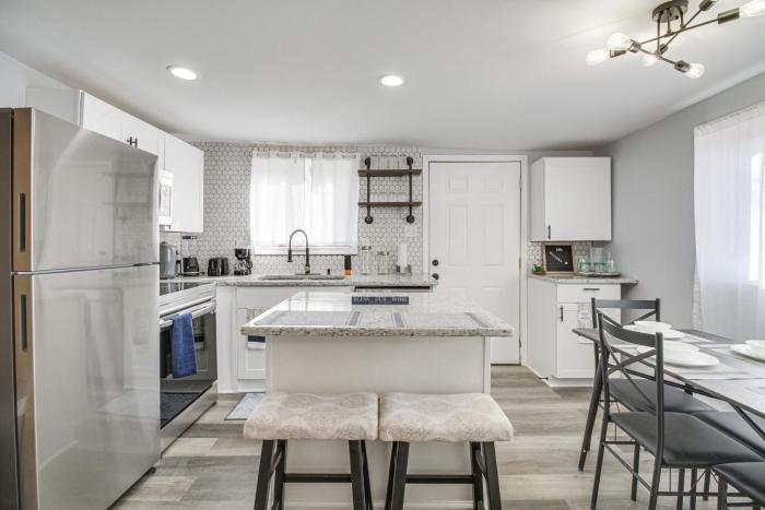 Gladstone Retreat with Gas Grill and Fire Pit