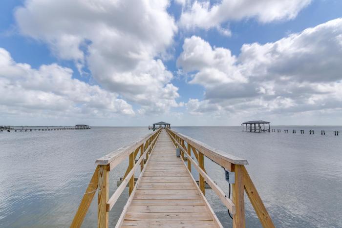 Pet-Friendly Port Arthur Retreat with Fishing Pier!