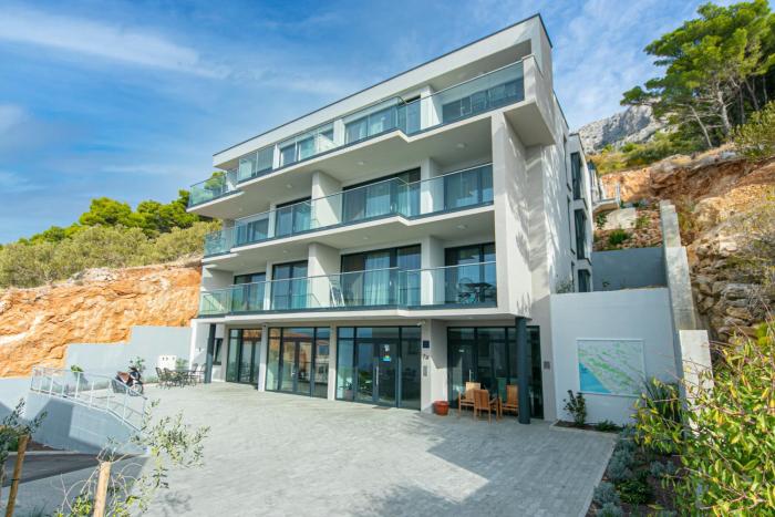 Seaside apartments with a swimming pool Brela, Makarska - 20229