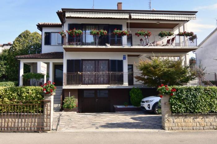 Apartments with parking space Umag - 22565