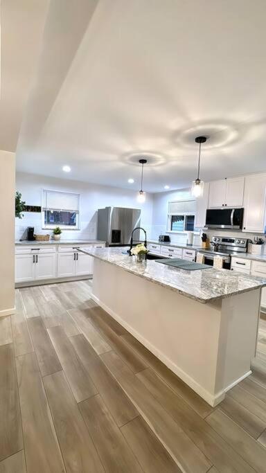 Spacious 5BR & 3.5BA Minimalist Haven in STL