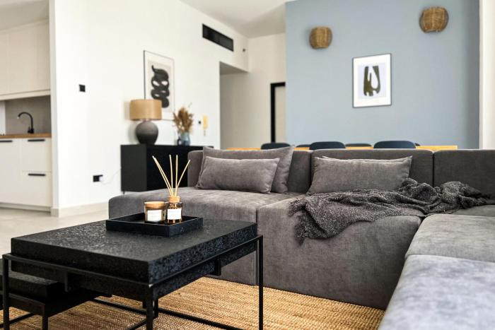 FavDubai presents 2BR apartment in The Heart of JBR and Dubai Marina 150 m to JBR Beach with famous Ain Dubai view the biggest ferris wheel in the world Swimming pool access, air-conditioned gym, free parking & Housekeeping