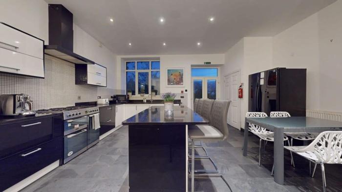 Modern spacious 6 bed in Central Plymouth with Parking