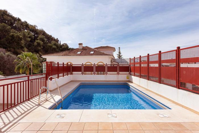 Piscina, patio privado y aparcamiento