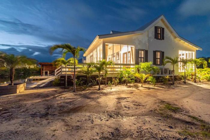 Modern house with océano view in Belize