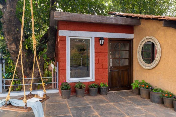 StayVistas Tree House at Sula Wada - Cozy Home with Vintage Charm, Swimming Pool, Indoor Activities