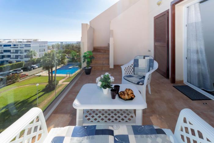 Victoria Sunny flat with sea and pool view