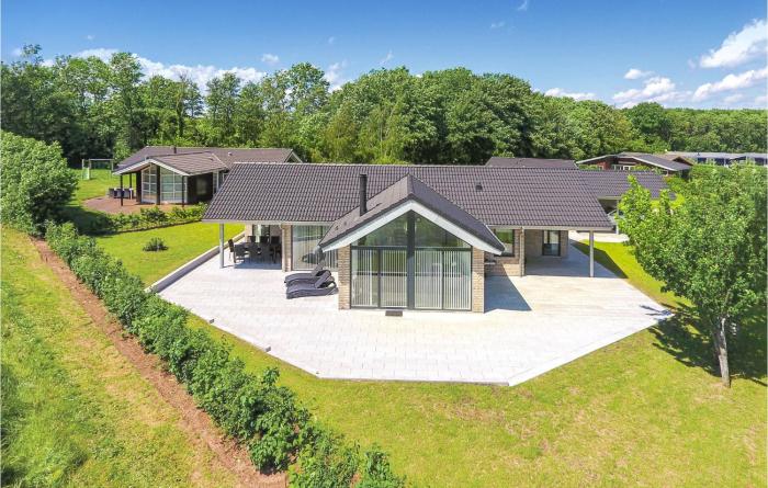 Three-Bedroom Holiday Home In Sydals