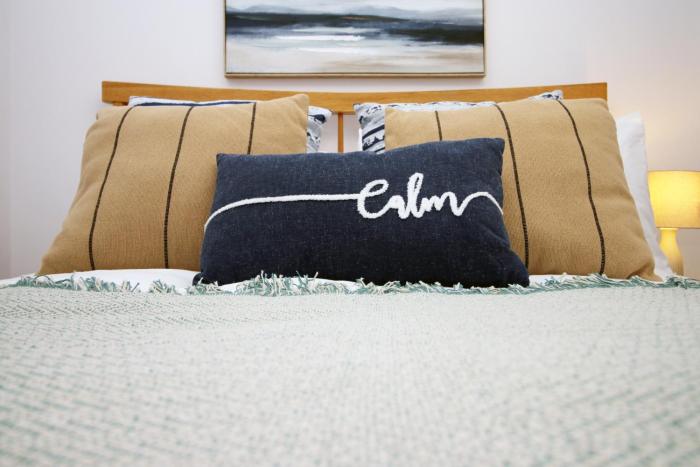 Coastal penarth dream! Close to Cardiff superb location near bars and restaurants! Dog friendly and welcome breakfast pack!