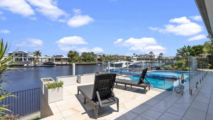Bribie Bliss: Luxe Canal Living