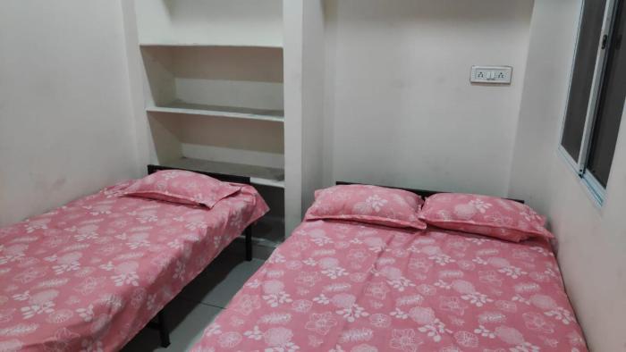 Maa Narmada Kripa !StayHome! Near Mahakal Temple ! Ujjain,Near Railway station ,Fully Air conditioned Rooms And Spacious, with free Wi-Fi & Parking , BEST Family Homestay IN UJJAIN