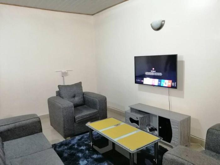 Entire serviced 2-bedroom apartment in Thindigua