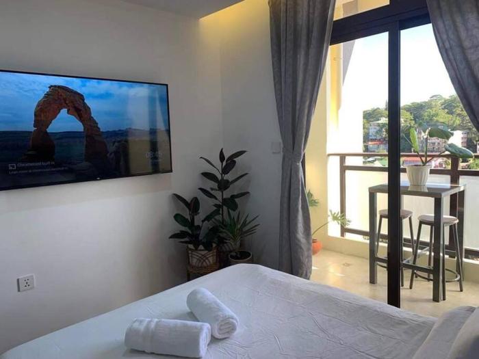 Chic Studio Unit with a Balcony and a View in Megatower Residences 3