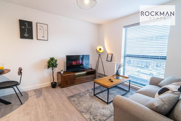 Royal Oak Apartments 3 - Secure Parking - Perfect for Contractors - 2 Bedroom - 2 Bathroom - Fast Wi-fi - Long Term Stays -