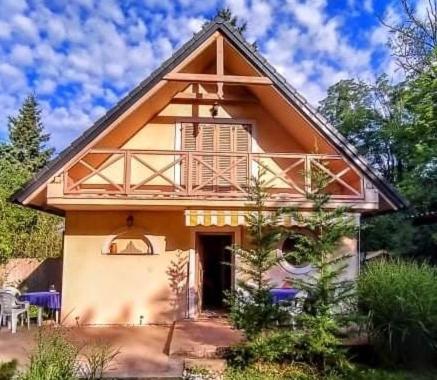 Kis ház az erdő mellett - Little house next to the forest