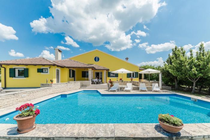 Villa Ana with large pool