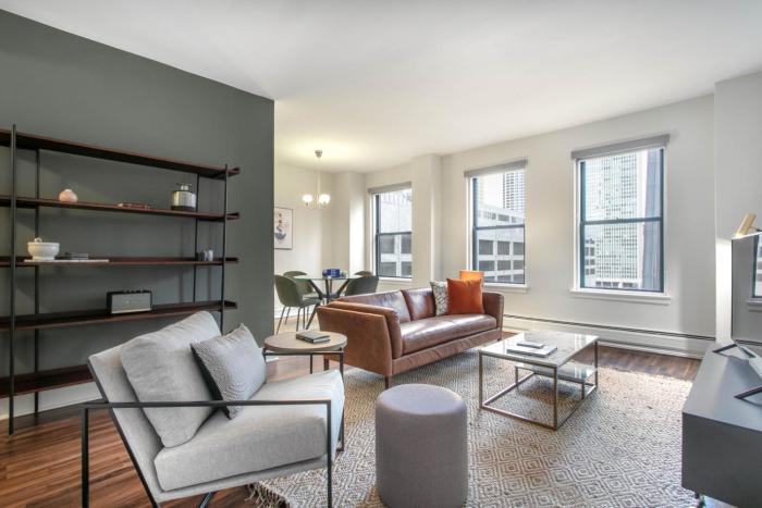 Gold Coast 1BR w Gym nr L Mall Mag Mile CHI-142