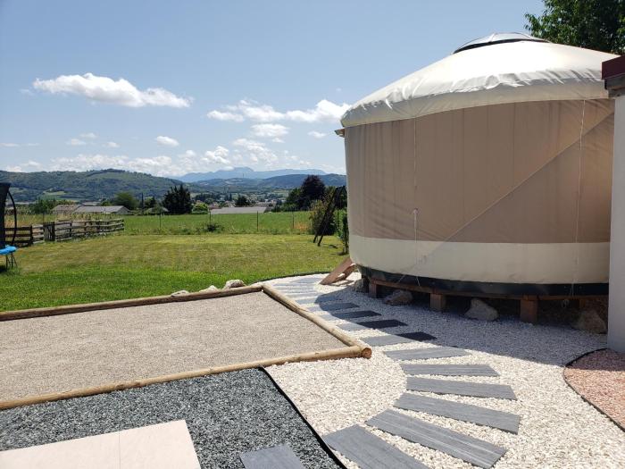 Yourte atypique à Chabons, vue sur les montagnes