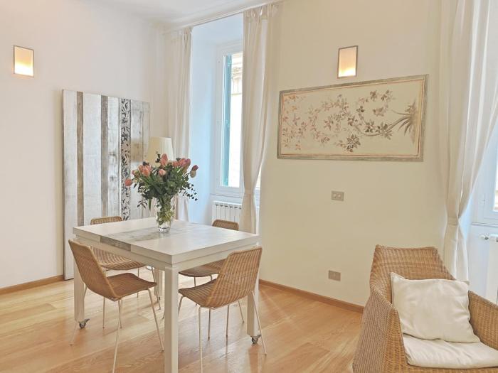 Via Giulia apartment historic center of Rome