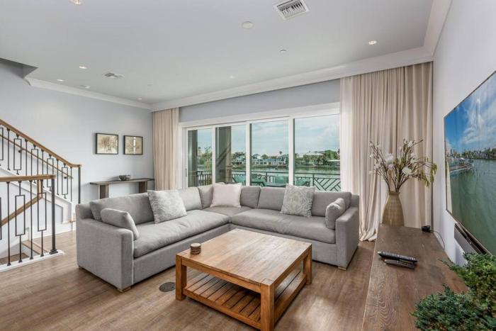 Waterfront Oasis 3 BR4 beds~3 min walk to beach.