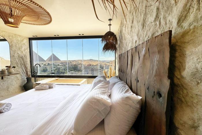 The 2 BDR Pyramids Vista w Bathtub